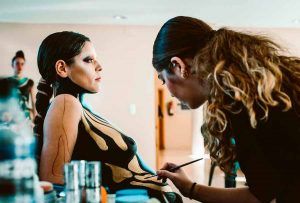 La artista de bodypainting pintando