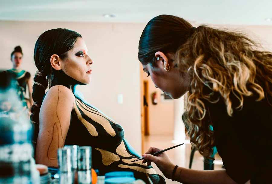 La artista de bodypainting pintando