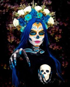 Body paint de calaveras de Ixchel Aguilar