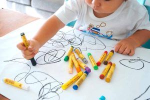Niño pequeño dibujando garabatos, sus primeros dibujos